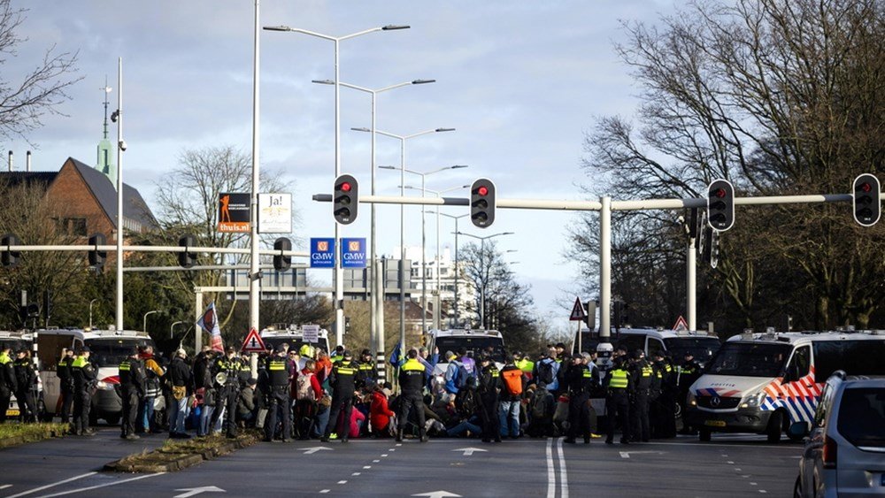 Η-αστυνομία-της-Ολλανδίας-συνέλαβε-εκατοντάδες-διαδηλωτές-για-το-κλίμα