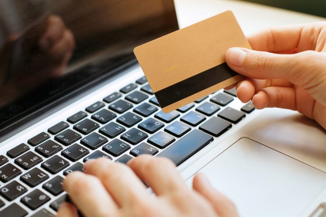 Τραπεζικές προμήθειες: Ποιες χρεώσεις καταργούνται ή μειώνονται από σήμερα