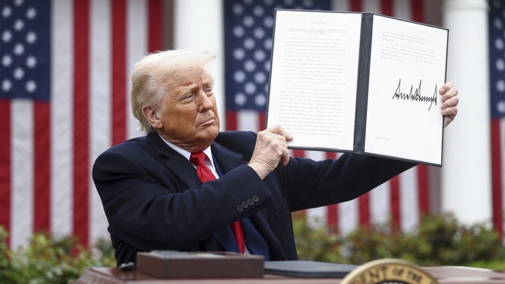 Reuters: Μετά το δασμολογικό σοκ, ο Τραμπ μπορεί να χρησιμοποιήσει ως “όπλα” το δολάριο και τις πιστωτικές κάρτες