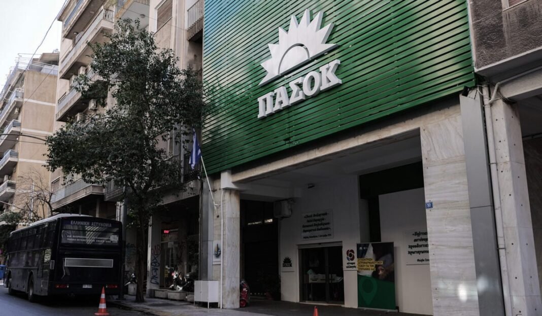 Πηγές-ΠΑΣΟΚ-για-Τσίπρα:-Κάποτε-μιμούνταν-τη-φωνή-του-Ανδρέα,-τώρα-στο-πλαίσιο-του-rebranding-έφτιαξε-την-ομιλία-του-με-ατάκες-από-τα-Δελτία-Τύπου-του-κόμματός-μας