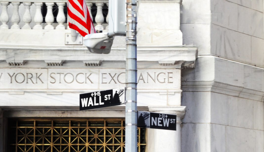 Απώλειες-στη-wall-street-εν-αναμονή-της-απόφασης-της-fed-για-τα-επιτόκια-–-Νέο-ρεκόρ-για-τον-χρυσό