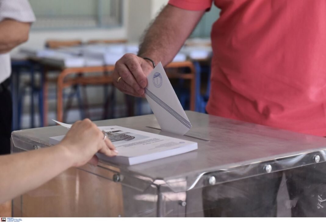 Δημοσκόπηση-mrb:-Πρωτιά-της-ΝΔ-με-11,2-μονάδες-διαφορά-από-το-ΠΑΣΟΚ-–-Πώς-αξιολογούν-οι-πολίτες-τα-μέτρα-της-ΔΕΘ,-τι-λένε-για-κόμμα-Τσίπρα-και-Σαμαρά