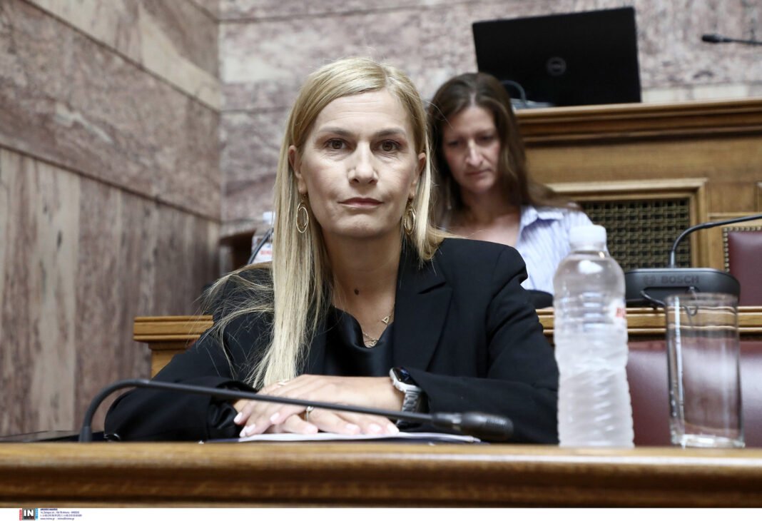 Βολουδάκη:-Άμεση-αποσυμφόρηση-της-Κρήτης,-με-μετακινήσεις-μεταναστών-στην-ενδοχώρα