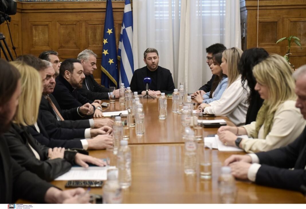 ΠΑΣΟΚ:-Νεύρα-και-προβληματισμός-για-τις-δημοσκοπήσεις-–-Οι-προειδοποιητικές-«βολές»-στελεχών-στον-Ανδρουλάκη