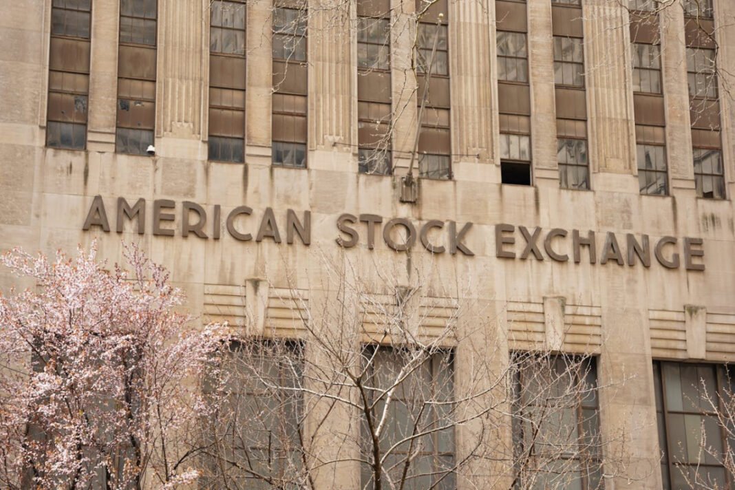 wall-street:-Ήπιες-διακυμάνσεις-με-το-βλέμμα-στην-Τεχνητή-Νοημοσύνη-και-τον-κίνδυνο-«φούσκας»