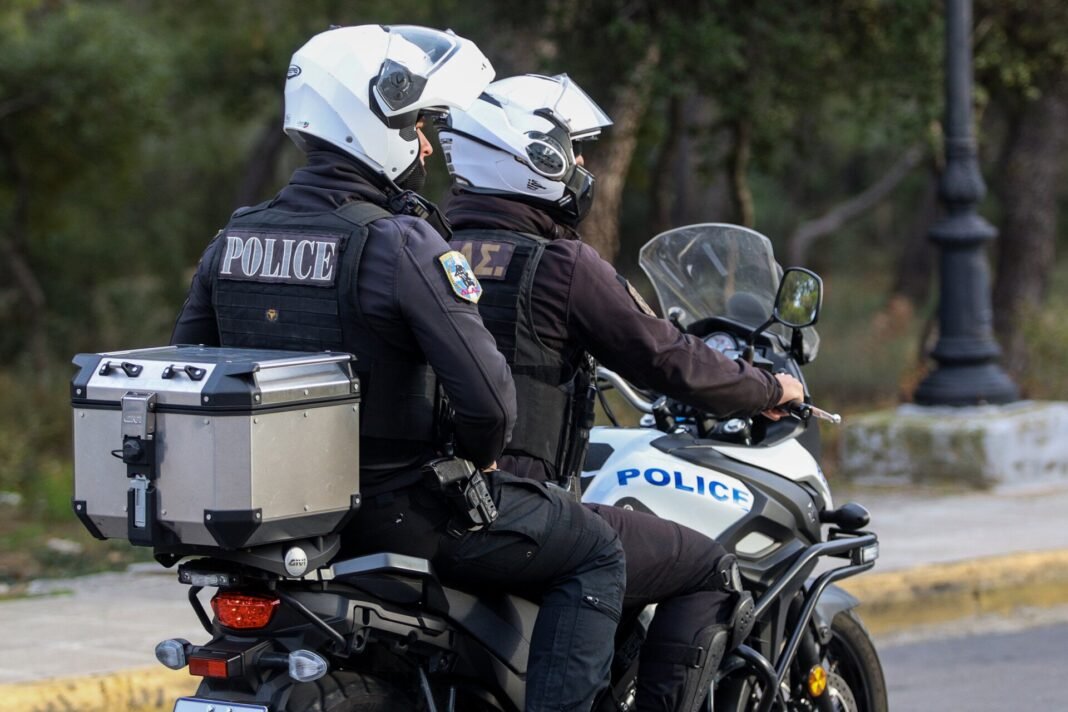 Ποιοι-και-πώς-θα-μοιραστούν-1-δισ.-ευρώ-στο-Δημόσιο:-Τριπλές-αυξήσεις-για-ενστόλους,-διπλές-για-υπαλλήλους-και-λειτουργούς