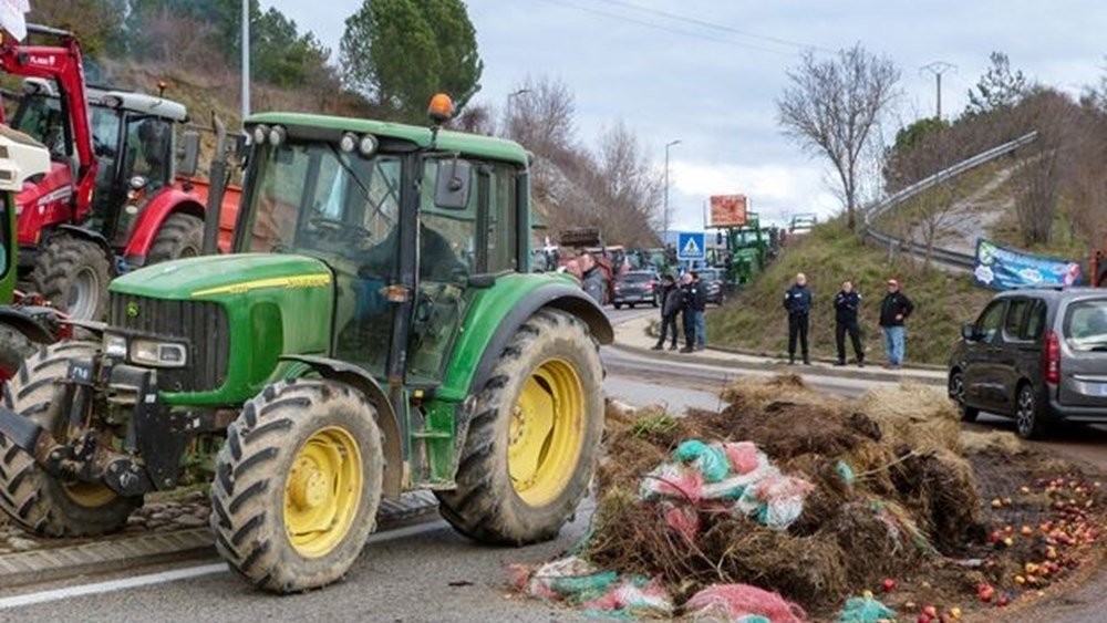 Μπλόκα αγροτών και στη Γαλλία: Αντιδρούν στα μέτρα για την αντιμετώπιση της οζώδους δερματίτιδας των βοοειδών Μπλόκα-αγροτών-και-στη-Γαλλία:-Αντιδρούν-στα-μέτρα-για-την-αντιμετώπιση-της-οζώδους-δερματίτιδας-των-βοοειδών
