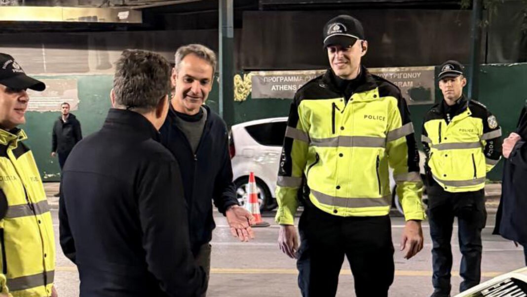 Κυριάκος Μητσοτάκης: Επίσκεψη του πρωθυπουργού σε μπλόκο της Τροχαίας για αλκοτέστ – Συνοδευόταν από τον Μιχάλη Χρυσοχοΐδη