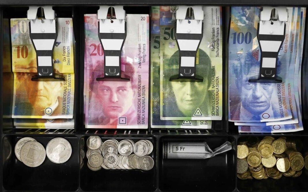 Reuters: Ελληνικός εξωδικαστικός μηχανισμός για τα δάνεια σε ελβετικό φράγκο, με «ψαλίδι» έως 50%, στα υπόλοιπα των δανείων