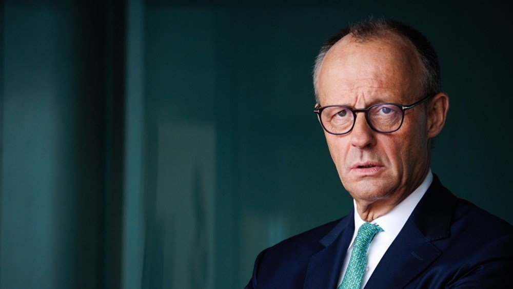 Ο Μερτς χαιρέτισε την πρόταση της Κομισιόν για παραγωγή κινητήρων εσωτερικής καύσης και μετά το 2035