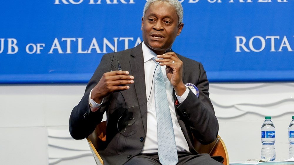 Μπόστιτς (Fed): Καμπανάκι για νέες μειώσεις των επιτοκίων, ο πληθωρισμός παραμένει υψηλός