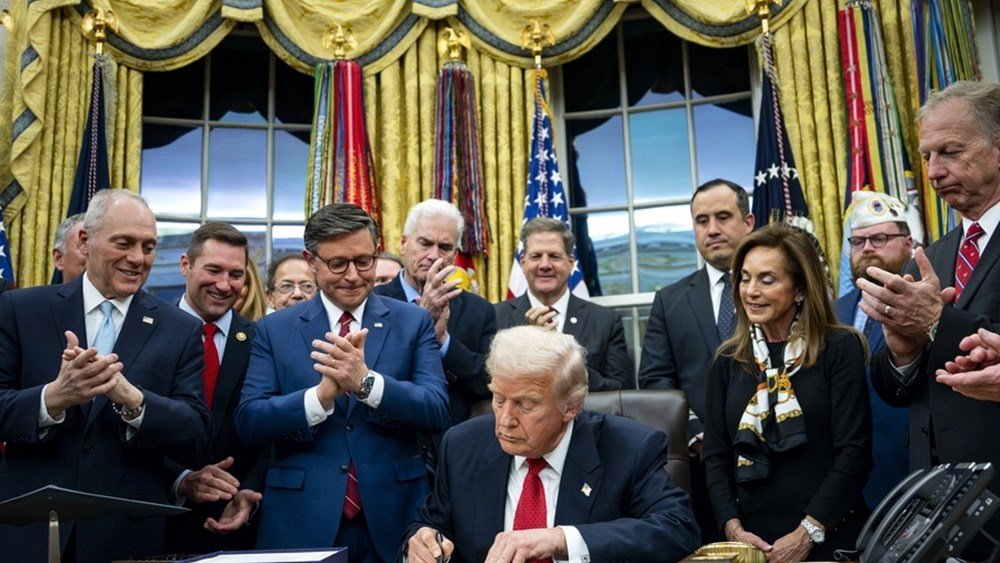 Εννέα παγκόσμιες φαρμακοβιομηχανίες υπέγραψαν συμφωνίες μείωσης των τιμών με τον Τραμπ για να αποφύγουν τους δασμούς