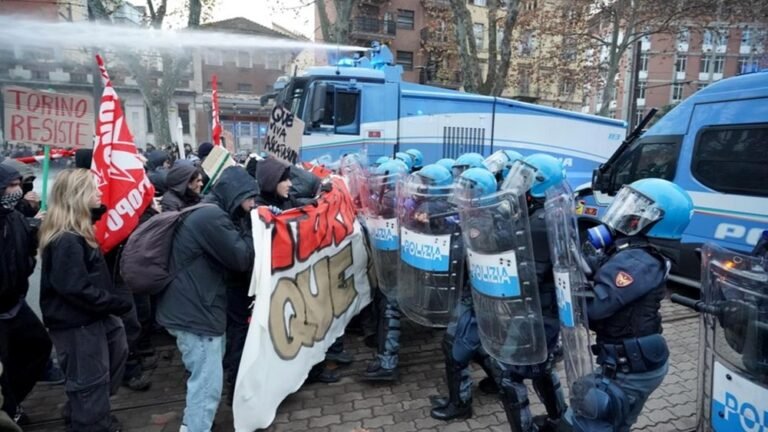 Ιταλία:-Επεισόδια-και-τραυματίες-σε-διαδήλωση-του-ακροαριστερού-“κοινωνικού-κέντρου”-στο-Τορίνο