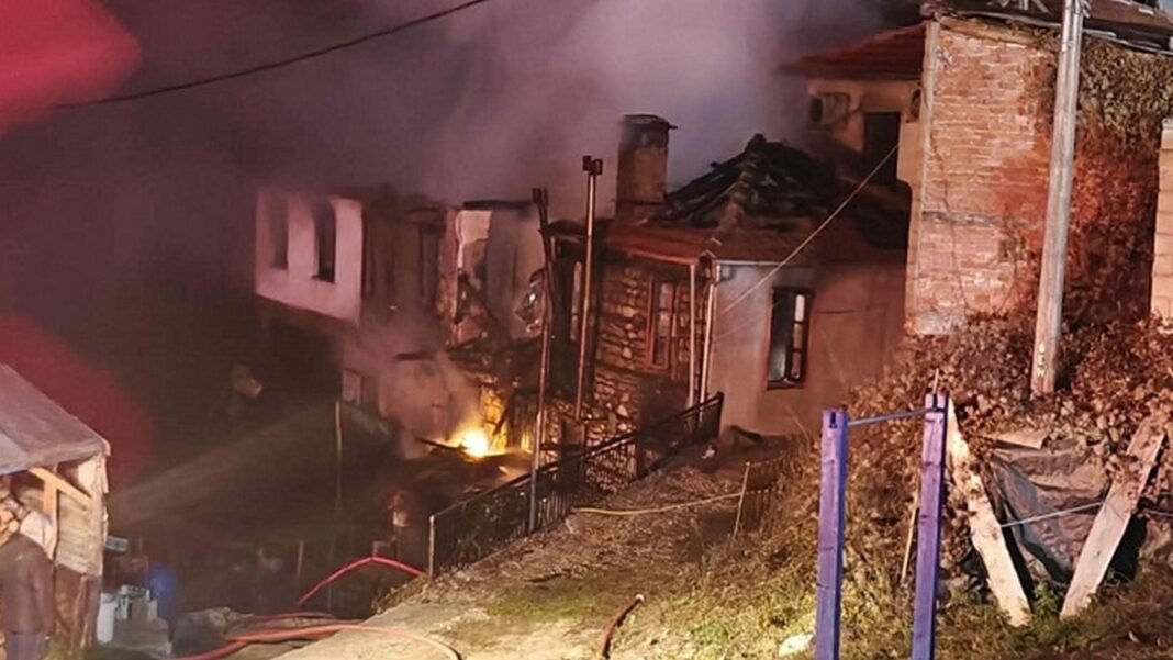 Ανηλίκιο Μετσόβου: Δύο σπίτια παραδόθηκαν στις φλόγες – Επί ποδός η Πυροσβεστική