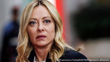 Οι πολιτικές ακροβασίες της Μελόνι