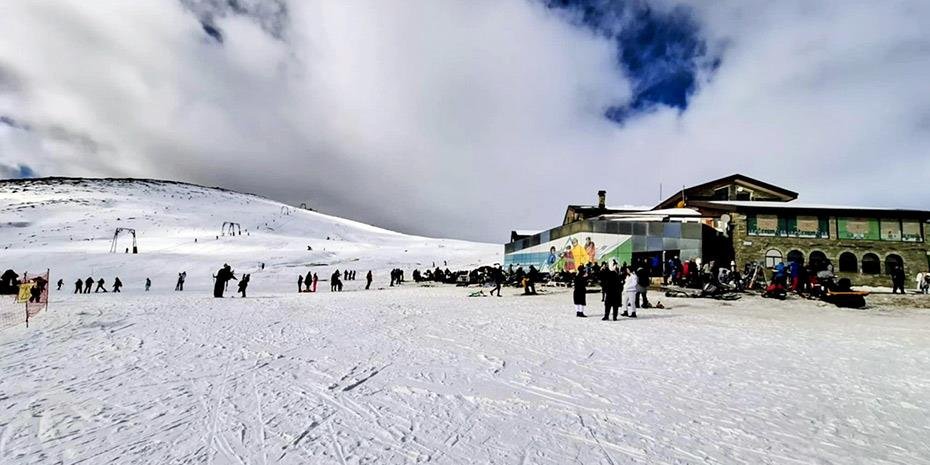 Σε λειτουργία τα χιονοδρομικά κέντρα Παρνασσού & Βόρα–Καϊμάκτσαλαν