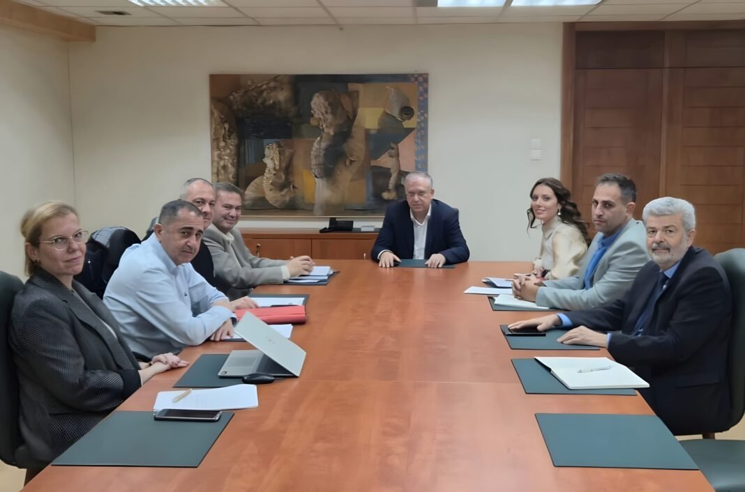 Συνάντηση Θεοδωρικάκου με εκπροσώπους των φορέων οδικών μεταφορών – Τι συζήτησαν