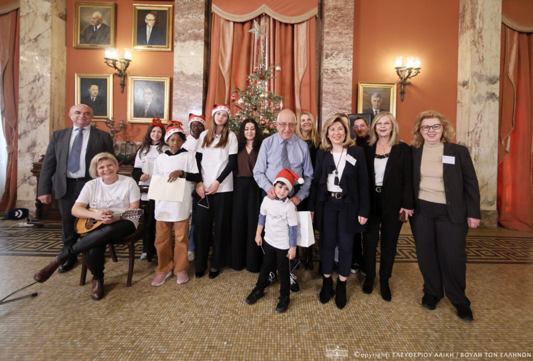 Βουλή: «Πλημμύρισε» με κάλαντα και παραδοσιακούς χορούς από ολόκληρη την Ελλάδα