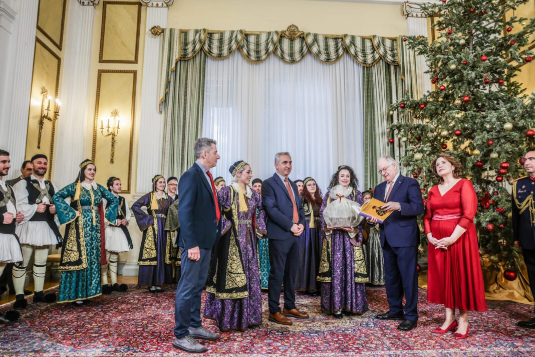Προεδρικό-Μέγαρο:-Έψαλαν-τα-κάλαντα-στον-Κωνσταντίνο-Τασούλα-–-Δείτε-φωτογραφίες