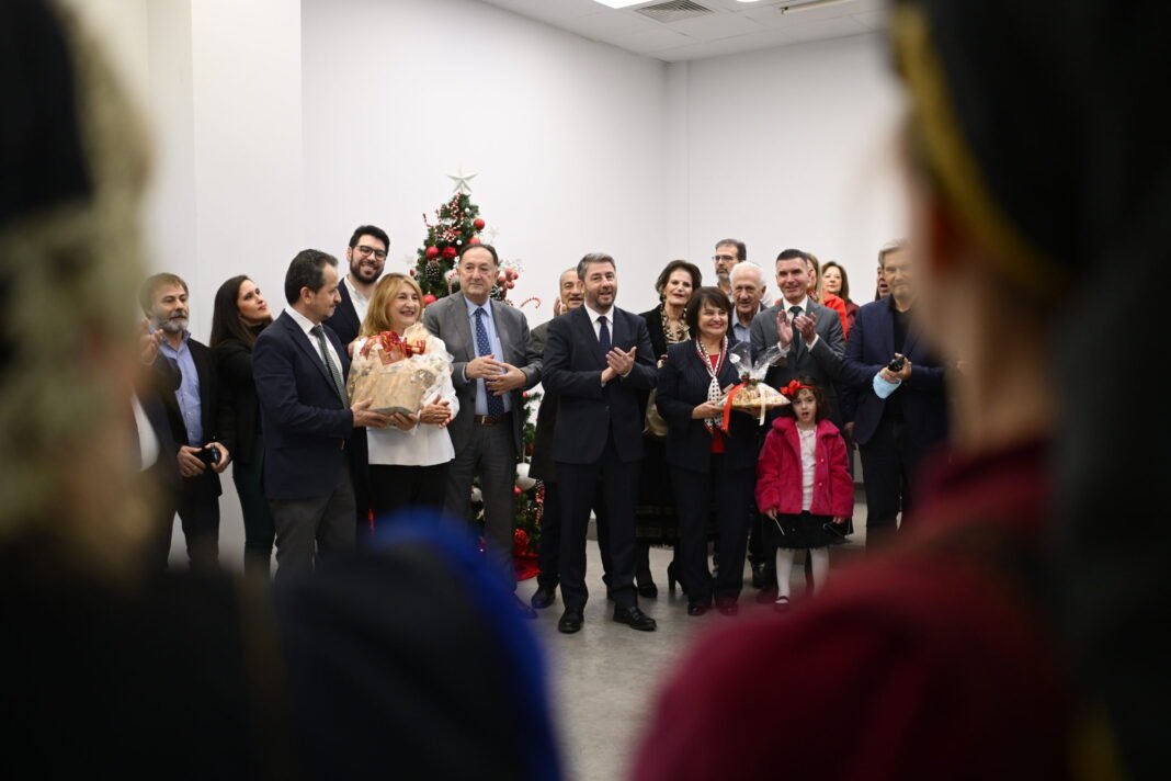 Νίκος Ανδρουλάκης: Ηπειρώτες του έψαλαν τα κάλαντα – «Χρέος μας να δημιουργήσουμε μια σχέση εμπιστοσύνης με τον λαό»