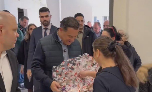 Γεωργιάδης: Επισκέφθηκε εφημερεύοντα νοσοκομεία τα Χριστούγεννα και κέρασε γλυκά τους εργαζόμενους στο ΕΣΥ