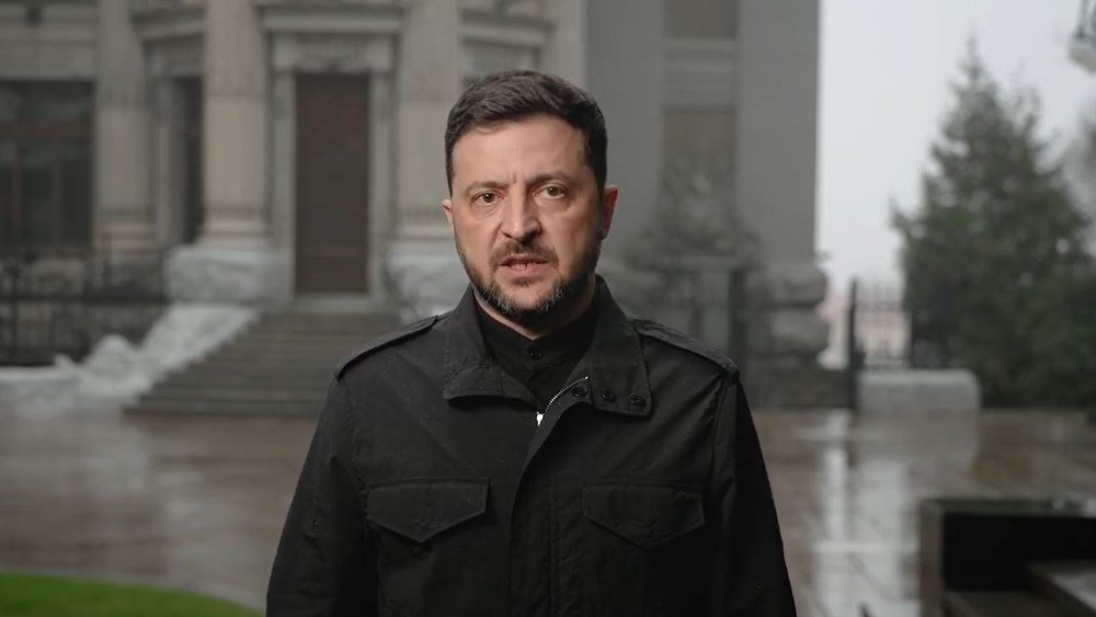 Ο Ζελένσκι ζητά περισσότερες πιέσεις στη Μόσχα πριν τη συνάντηση με τον Τραμπ και δημοσιεύει βίντεο από τις επιθέσεις στην Ουκρανία