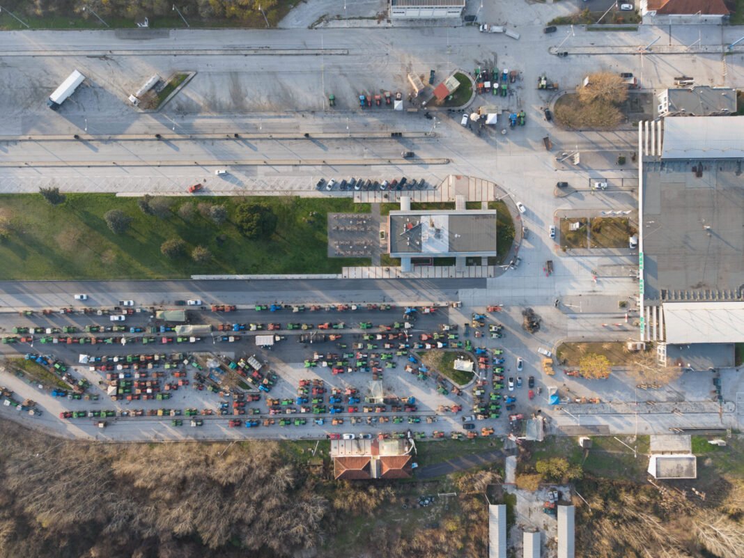 Τελεσίγραφο της κυβέρνησης στους αγρότες: Δεν υπάρχει άλλη υπομονή – Η εξειδίκευση των μέτρων την Τετάρτη και το σχέδιο απομάκρυνσης των τρακτέρ