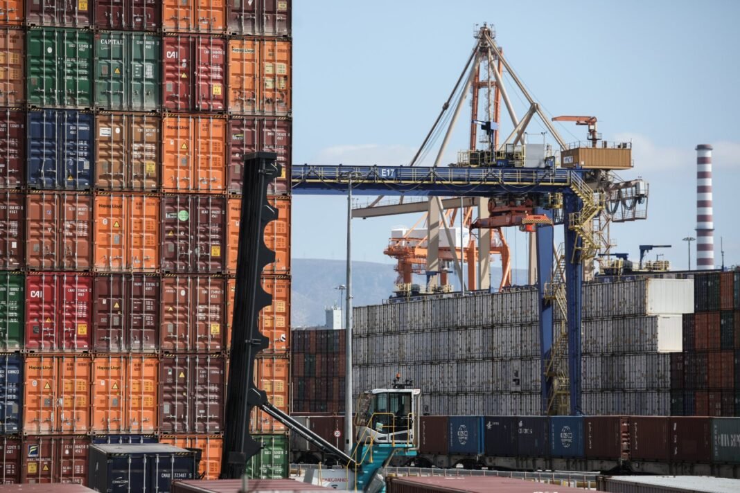 Μπροστάρηδες-και-ουραγοί-των-ελληνικών-εξαγωγών:-Οι-κλάδοι-που-ξεχώρισαν-στο-11μηνο-του-2025