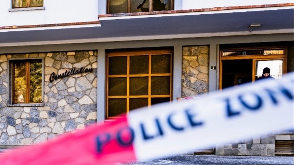 Ελβετία:-Υπό-κράτηση-τέθηκε-ο-ένας-από-τους-δύο-ιδιοκτήτες-του-μπαρ-στο-Κραν-Μοντανά-όπου-εκδηλώθηκε-η-πολύνεκρη-πυρκαγιά-την-παραμονή-της-Πρωτοχρονιάς
