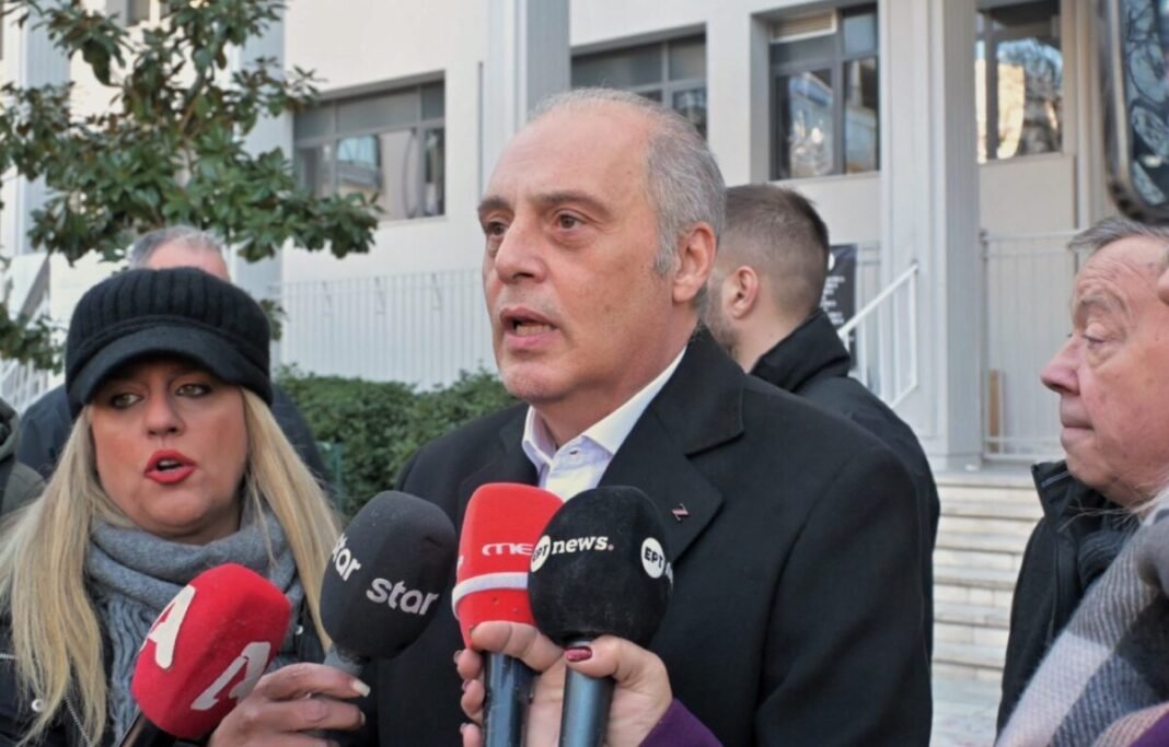 Βελόπουλος-στα-δικαστήρια-Λάρισας:-Τα-έγγραφα-που-έχω-τινάζουν-στον-αέρα-πολύ-κόσμο-εδώ-μέσα-–-Η-Δικαιοσύνη-πρέπει-να-μην-επηρεάζεται-από-κανέναν