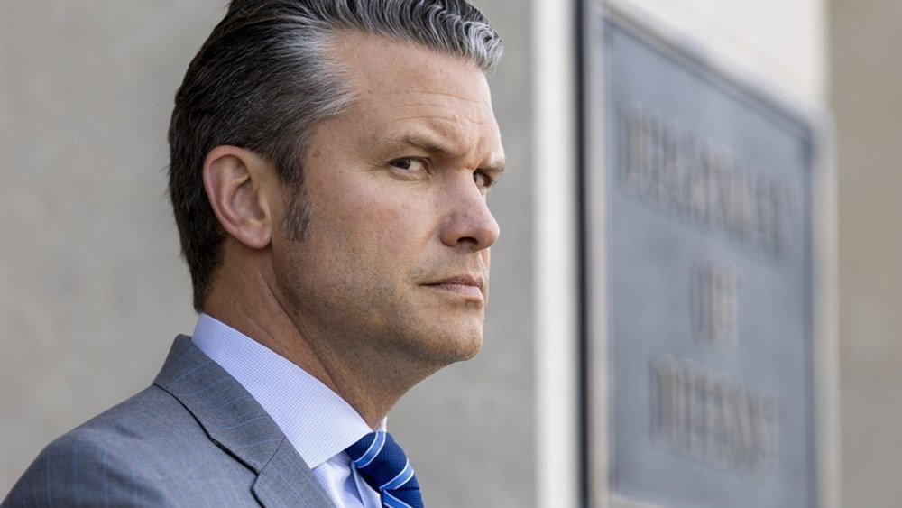 ΗΠΑ:-Ο-γερουσιαστής-Μαρκ-Κέλι-μήνυσε-τον-Χέγκσεθ-που-τον-κατηγορεί-για-“στάση”