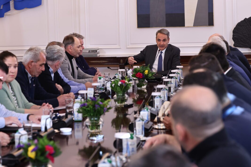 Όσα-συζητήθηκαν-στην-3,5-ωρών-συνάντηση-Μητσοτάκη-–-αγροτών:-Οι-βελτιώσεις-σε-3-μέτρα-και-το-μήνυμα-στους-«σκληρούς»-των-μπλόκων-που-θέλουν-κάθοδο-με-τρακτέρ-στην-Αθήνα