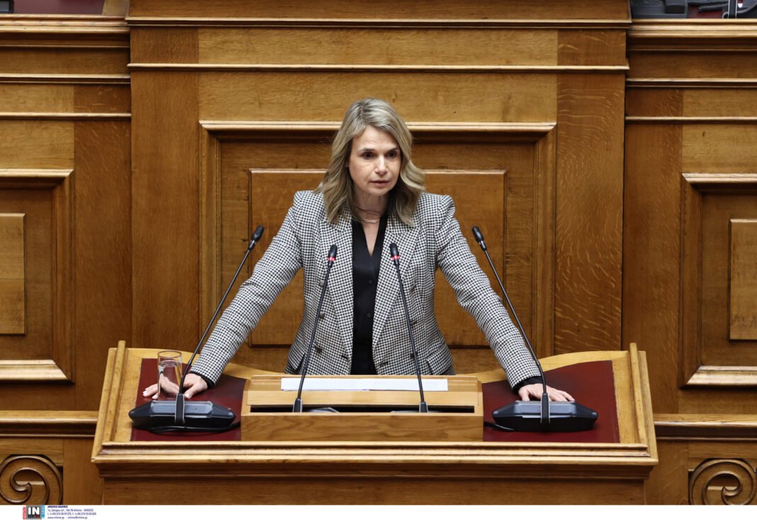 Αποστολάκη-στον-realfm-97,8:-Όποτε-ο-Πρωθυπουργός-στριμώχνεται,-έχουμε-τώρα-τελευταία-το-περιβόητο-εφεύρημα-μίας-Επιτροπής