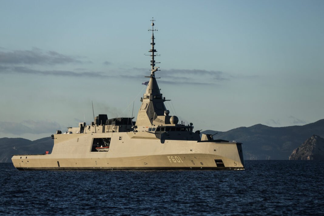 live-–-Στον-Σαρωνικό-η-φρεγάτα-«Κίμων»-–-Η-τελετή-υποδοχής-της-πρώτης-ελληνικής-fdi-hn-«belharra»