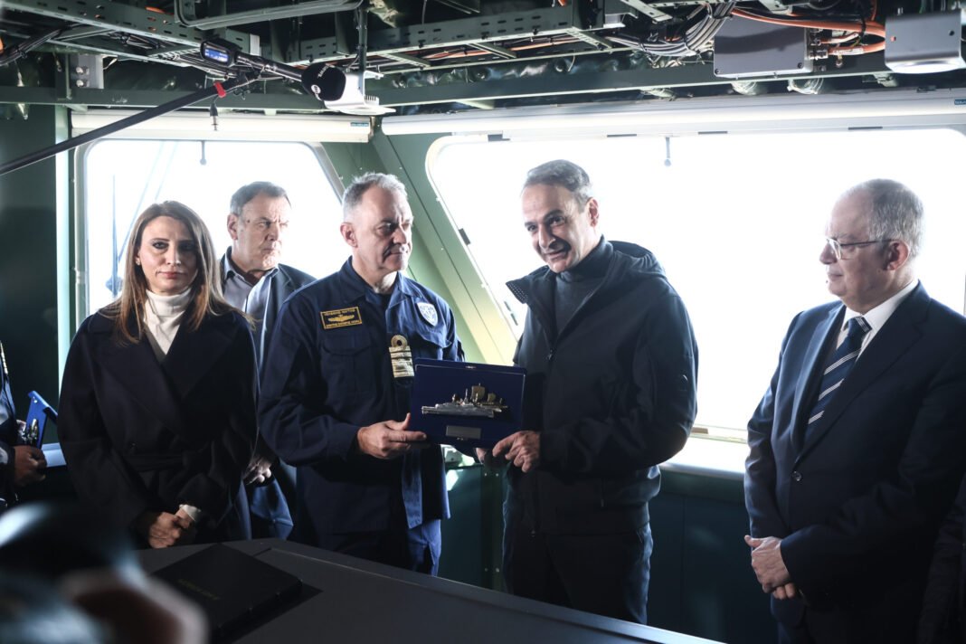 Στη-φρεγάτα-«Κίμων»-Τασούλας,-Μητσοτάκης-και-Δένδιας-–-Δείτε-φωτογραφίες