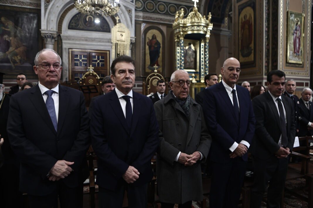 Χρυσοχοΐδης:-Διατηρούμε-ζωντανή-τη-μνήμη-των-θυμάτων-της-τρομοκρατίας