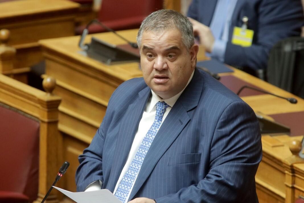 Βουλή-–-Σπανάκης:-Κεντρικός-σχεδιασμός-στις-προμήθειες-για-τα-δημόσια-σχολεία-–-Κατά-της-κατάργησης-των-σχολικών-επιτροπών-η-αντιπολίτευση