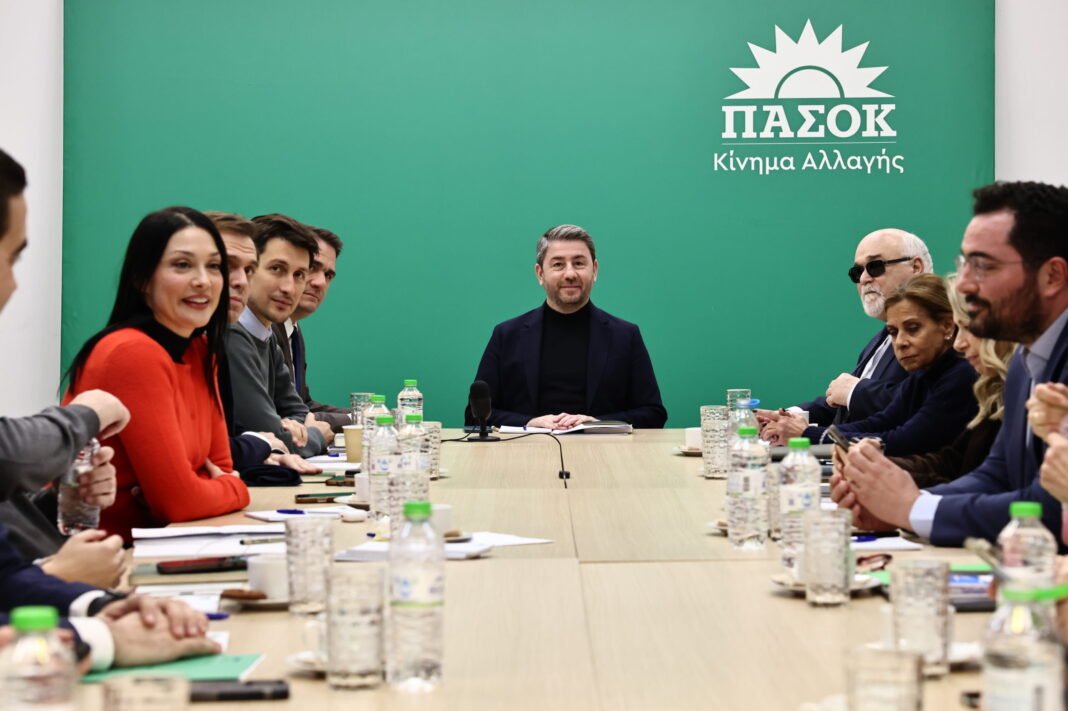 ΠΑΣΟΚ:-Τα-μηνύματα-Ανδρουλάκη-και-οι-έντονοι-διάλογοι-με-Δούκα-και-Γερουλάνο-–-Το-παρασκήνιο-και-όσα-έγιναν-στην-Πολιτική-Γραμματεία-της-ΚΟΕΣ