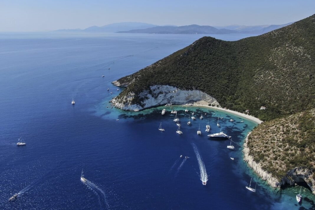 Τουριστικό «τσουνάμι» με 36,6 εκατ. αφίξεις στο 11μηνο του 2025 – Η ανατομία των ταξιδιωτικών εισπράξεων