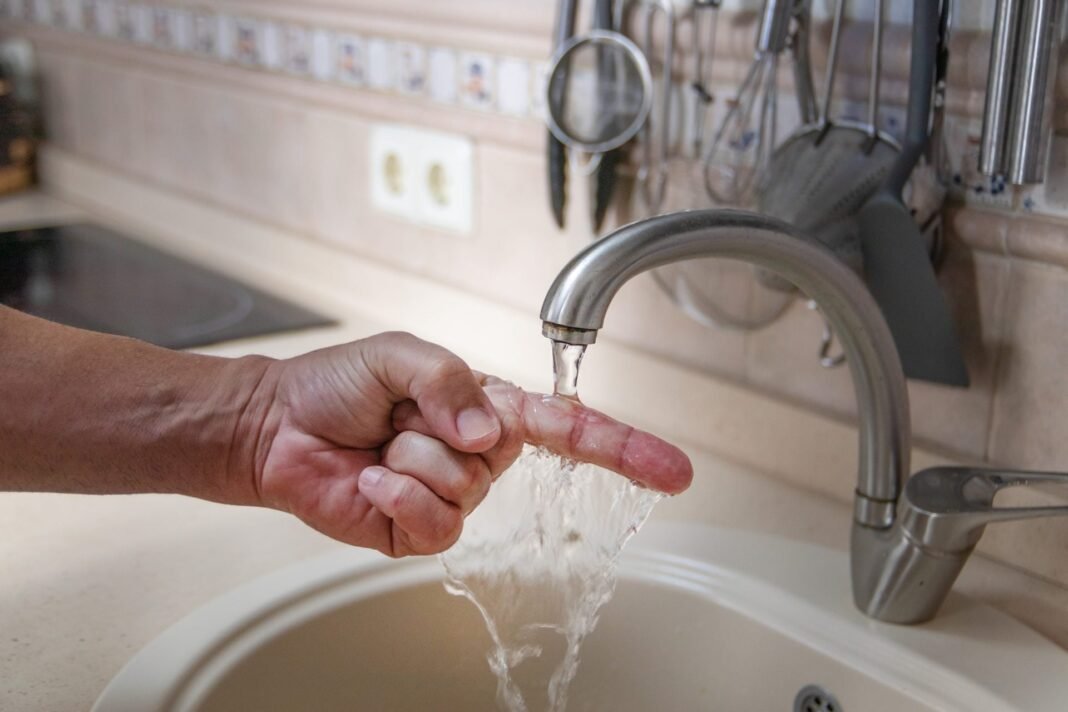 Το λάθος που κάνουμε με το ζεστό νερό και ανεβαίνει ο λογαριασμός χωρίς λόγο