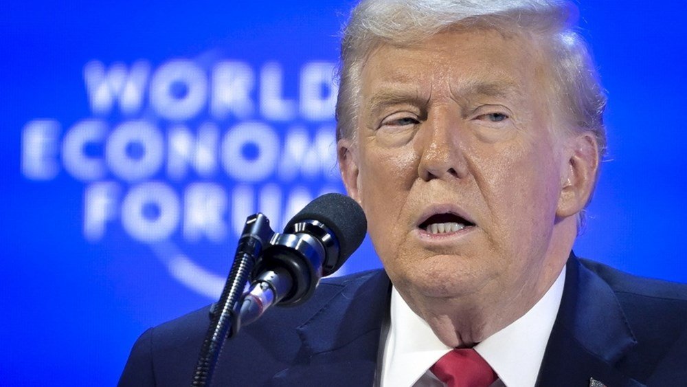 Από τον Μακρόν στους “ανεμόμυλους”: Ποιοι μπήκαν στο στόχαστρο του Τραμπ στο Νταβός