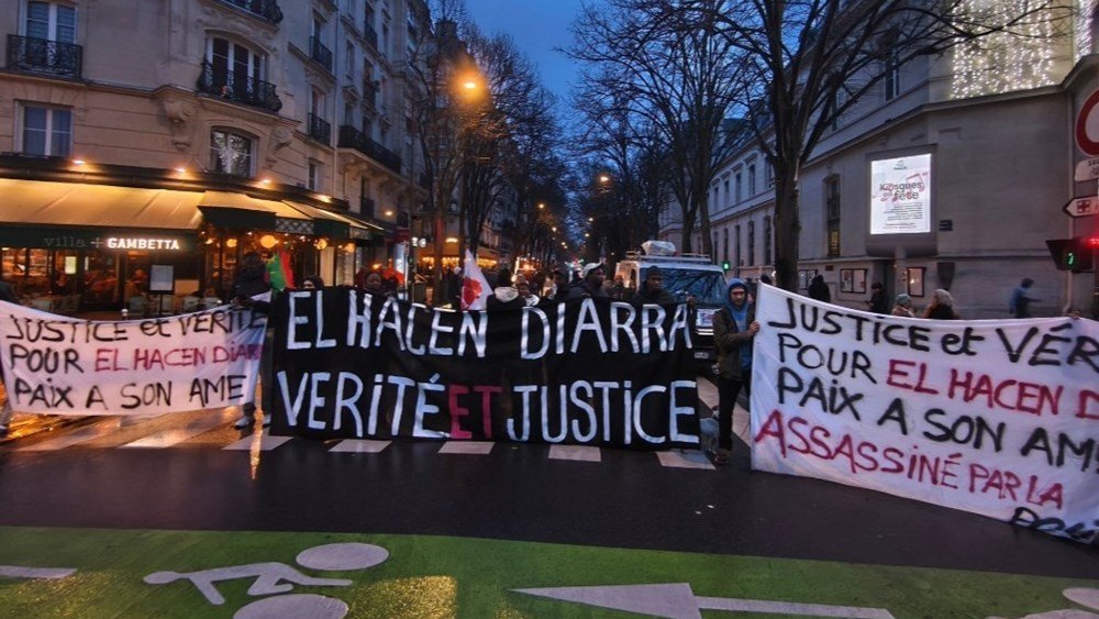 Γαλλία:-Χιλιάδες-πολίτες-διαδήλωσαν-για-τον-θάνατο-ενός-Μαυριτανού-μετανάστη-υπό-αστυνομική-κράτηση