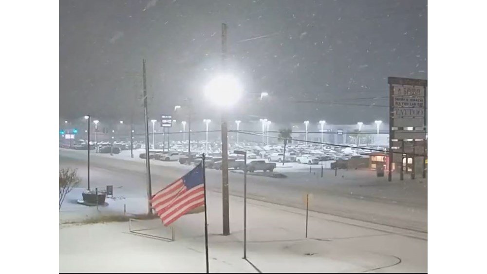 Άγρια χειμερινή καταιγίδα σαρώνει τις ΗΠΑ – 670.000 νοικοκυριά χωρίς ρεύμα, άδειασαν τα ράφια στα σούπερ μάρκετ