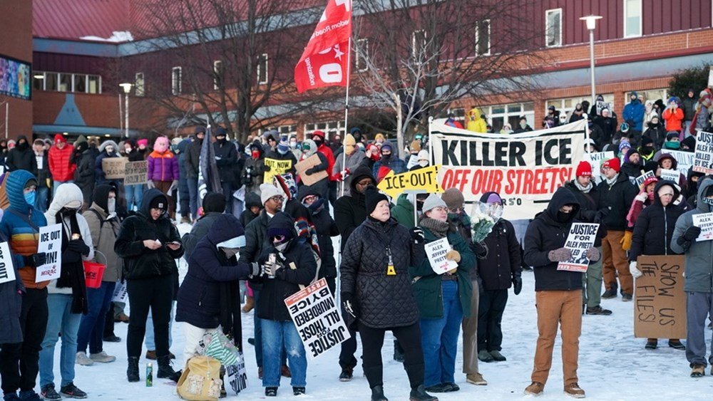 Μινεσότα:-nοσοκόμος-σε-ΜΕΘ-o-37χρονος-Άλεξ-Πρέτι-που-έπεσε-νεκρός-–-Τα-“αηδιαστικά-ψέματα”-της-κυβέρνησης-Τραμπ-καταγγέλουν-οι-γονείς-του