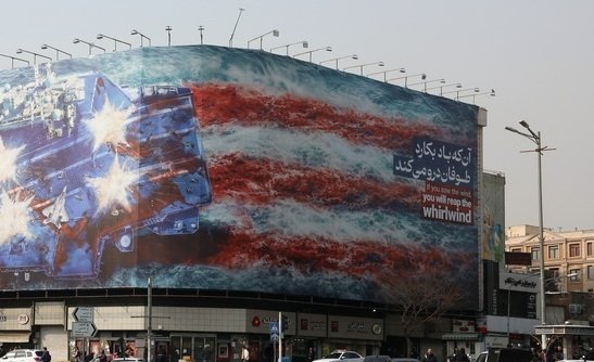 Προειδοποίηση-Ιράν-σε-Τραμπ:-“Όποιος-σπέρνει-ανέμους,-θερίζει-θύελλες”-–-Τοιχογραφία-με-σορούς-και-μαχητικά-που-εκρήγνυνται