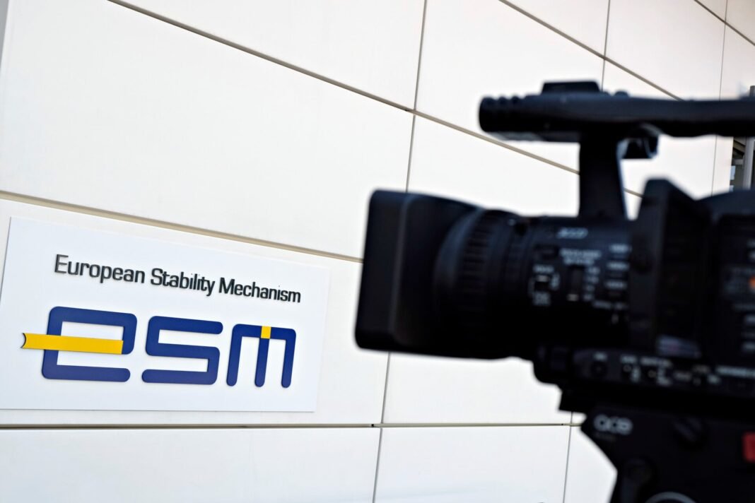 Matthias Gnewuch (ESM): Πιο ισχυρά θεμελιώδη και νέες προκλήσεις για το ελληνικό χρέος