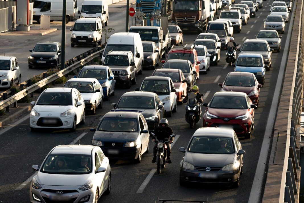 Κλειστή σύσκεψη για το κυκλοφοριακό στην Αττική στο Μέγαρο Μαξίμου: Έξυπνα φανάρια και μείωση κυκλοφορίας των φορτηγών στον Κηφισό