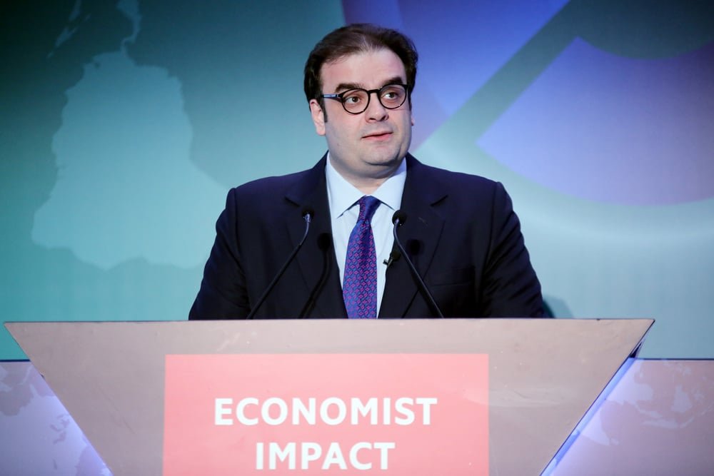 Πιερρακάκης-από-το-βήμα-του-economist:-Ανταγωνιστικότητα,-ενέργεια-και-θεσμοί-στο-επίκεντρο-της-επόμενης-ημέρας