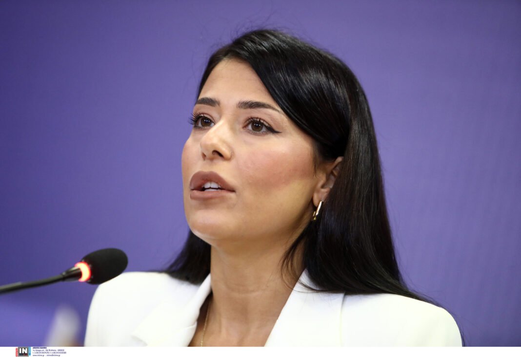 Λατινοπούλου κατά Πλεύρη: Aντί να βάζετε ψεύτικη φωτογραφία με την ελληνική σημαία στα Ίμια, σας προκαλώ να πάτε να την σηκώσετε