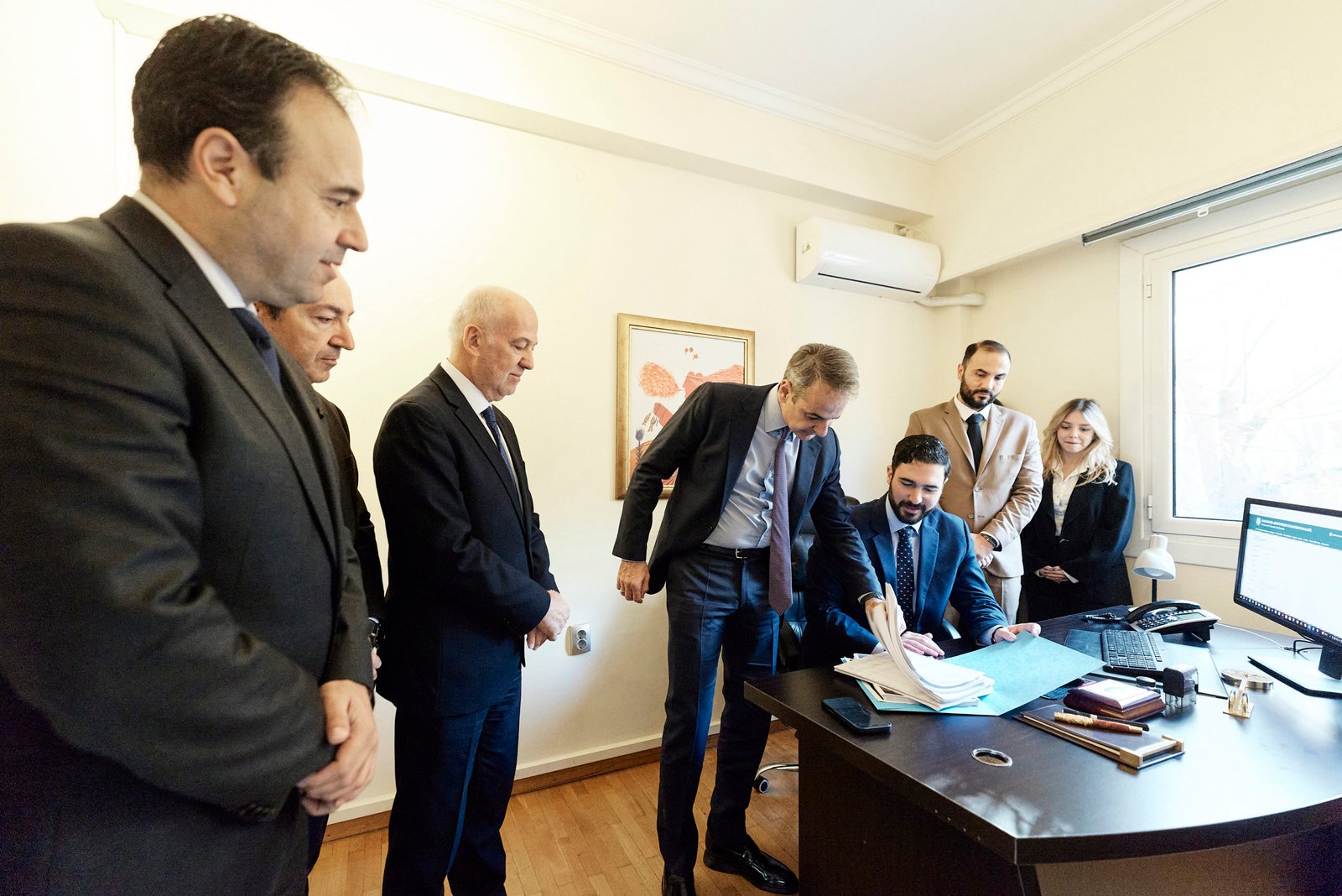 ο πρωθυπουργός Κυριάκος Μητσοτάκης, κατά την παρουσίαση του νέου ψηφιακού δικαστικού φακέλου σε δικηγορικό γραφείο της Αθήνας.